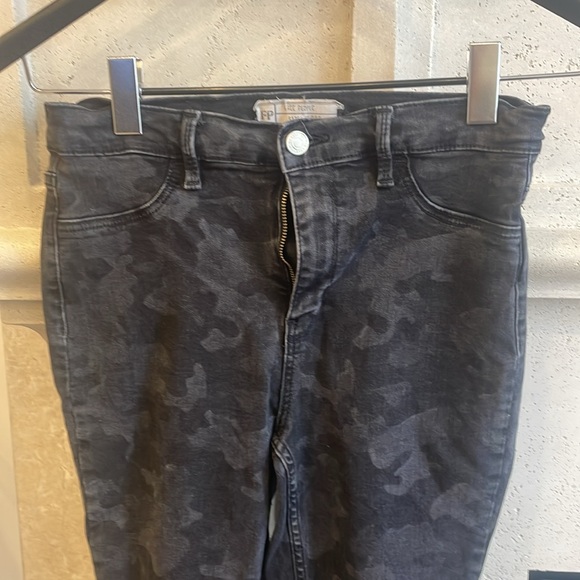 Free people black Camo skinny jeans. Slight stretch. Size 28. Never worn. - Picture 3 of 5